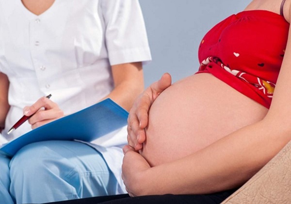 Беременная девушка у врача на приеме картинка